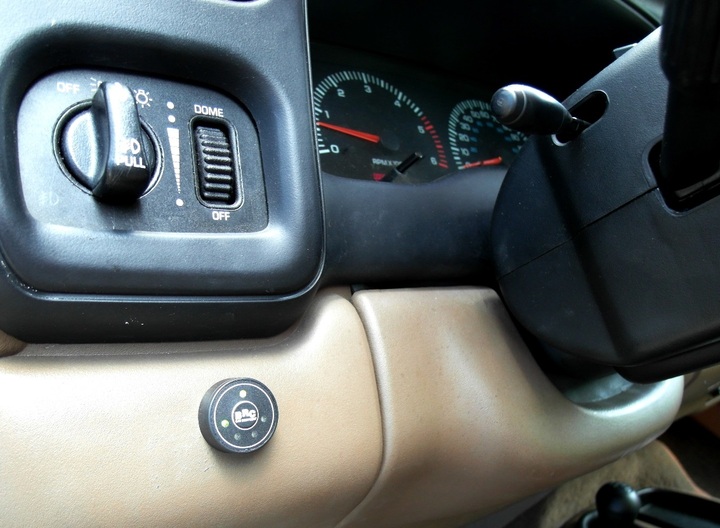 Кнопка переключения и индикации режимов работы с указателем уровня топлива ГБО BRC Sequent Plug&Drive на передней панели Dodge Durango (DN)