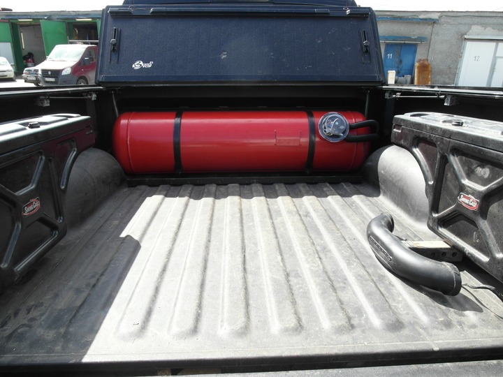 Цилиндрический газовый баллон (пропан-бутан) объемом 135 л в грузовой платформе Dodge Ram