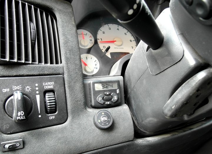 Кнопка переключения и индикации режимов работы ГБО BRC Sequent Plug&Drive с указателем уровня топлива на передней панели Dodge Ram