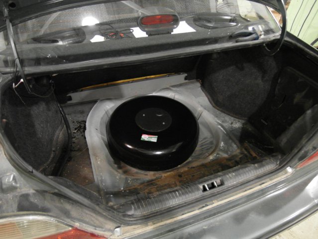 Тороидальный газовый баллон 42 литра в нише для запасного колеса на Daewoo Nexia