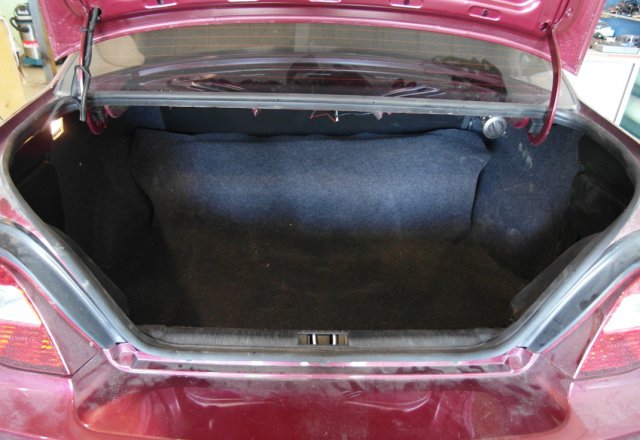 Багажник Daewoo Nexia с баллоном 65 л за спинками задних сидений