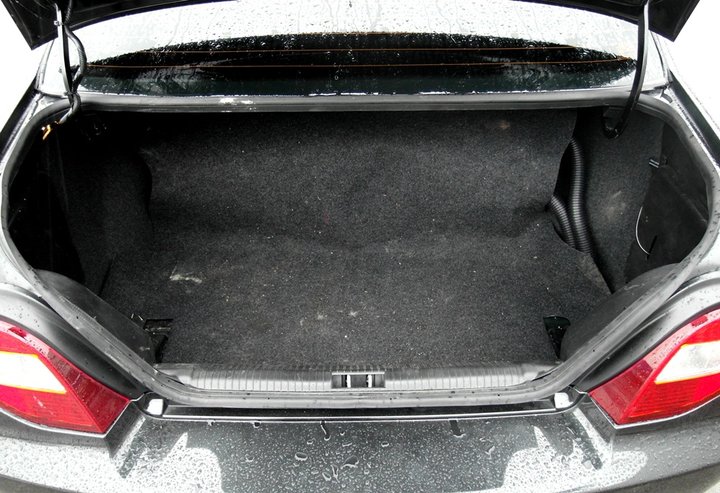 Багажник Daewoo Nexia с цилиндрическим баллоном 90 л за спинками задних сидений