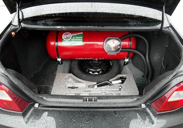 Цилиндрический газовый баллон 90 л в багажнике Daewoo Nexia за спинками задних сидений