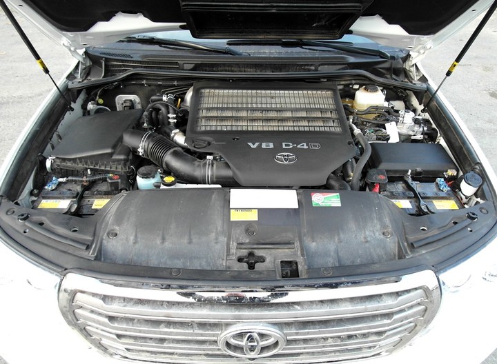 Подкапотное пространство, Toyota Land Cruiser 200, двигатель 1VD-FTV (D-4D), 4.5 л, 235 л.с.