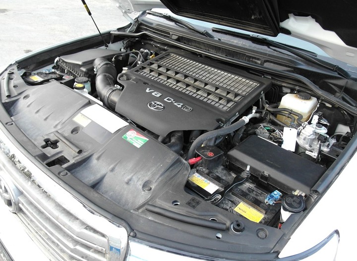подкапотная компоновка, Toyota Land Cruiser 200, двигатель 1VD-FTV (D-4D)