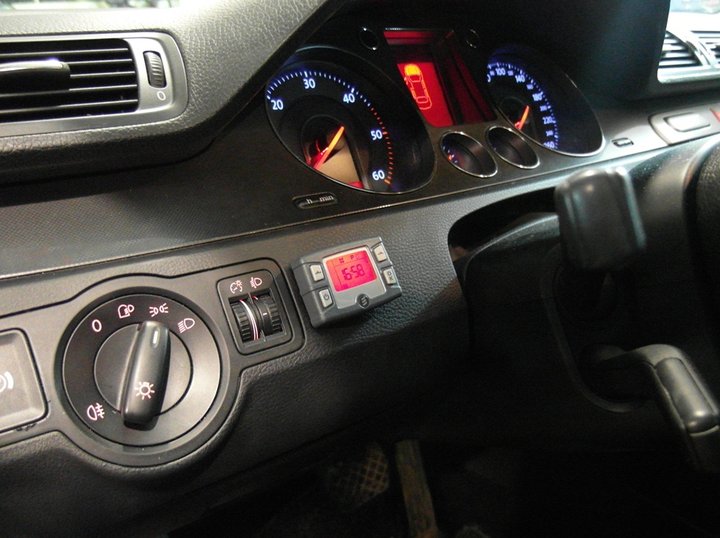 Пульт управления подогревателем Eberspacher EasyStart T с недельным таймером и функцией самодиагностики на передней панели Volkswagen Passat (B6) Variant