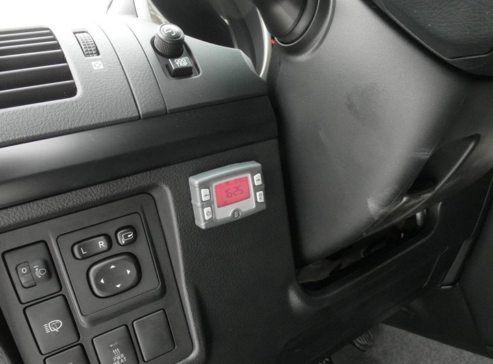 Пульт управления Eberspacher EasyStart T с недельным таймером и функцией самодиагностики на передней панели Toyota Land Cruiser Prado 150