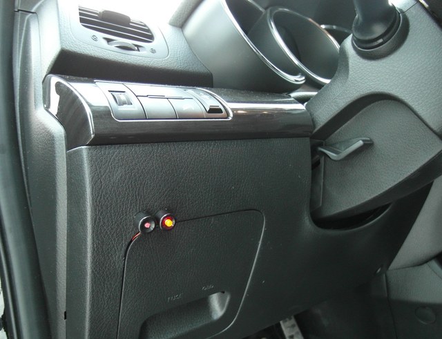 Кнопка запуска и индикатор состояния предпускового подогревателя на передней панели слева от рулевой колонки в салоне Kia Sorento (XM)