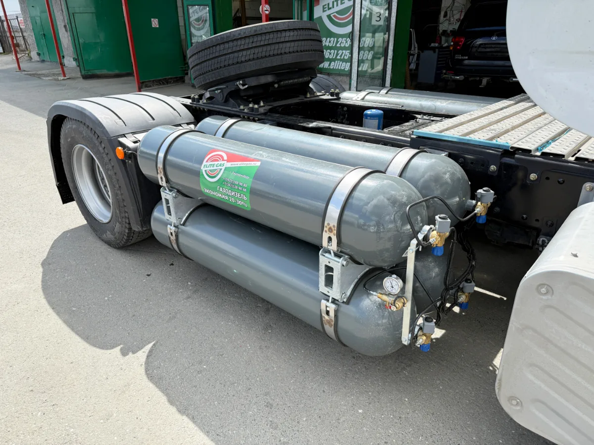 Установленные баллоны на FAW J7 вид сбоку