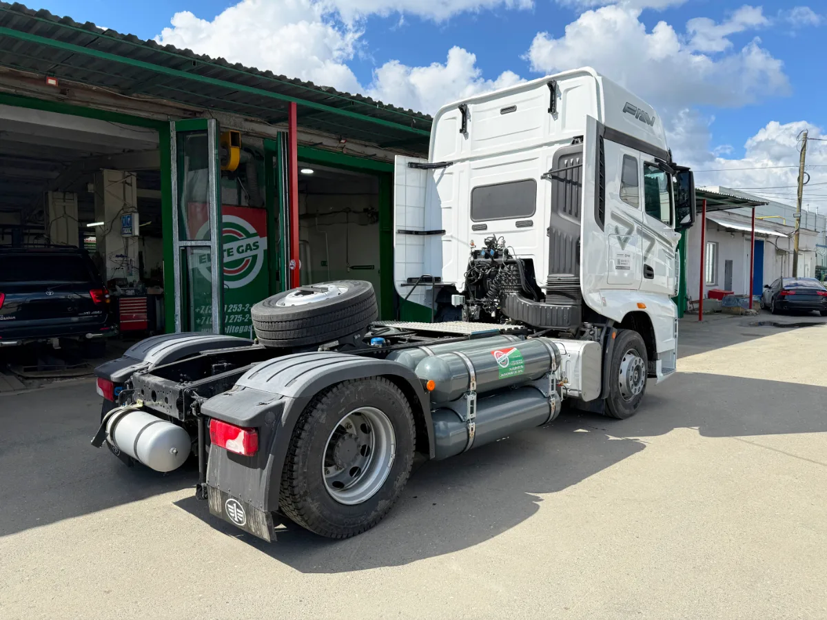 FAW J7 2026 на КПГ вид сзади