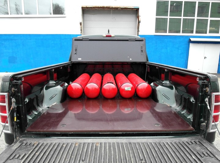 Система из пяти цельнометаллических метановых баллонов (тип 1) 5х50 л на полу грузовой платформы Ford F-350 Super Duty