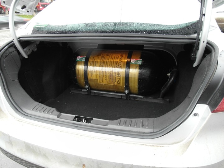 Метановый газовый баллон 3 типа объемом 80л в багажном отделении Ford Focus III