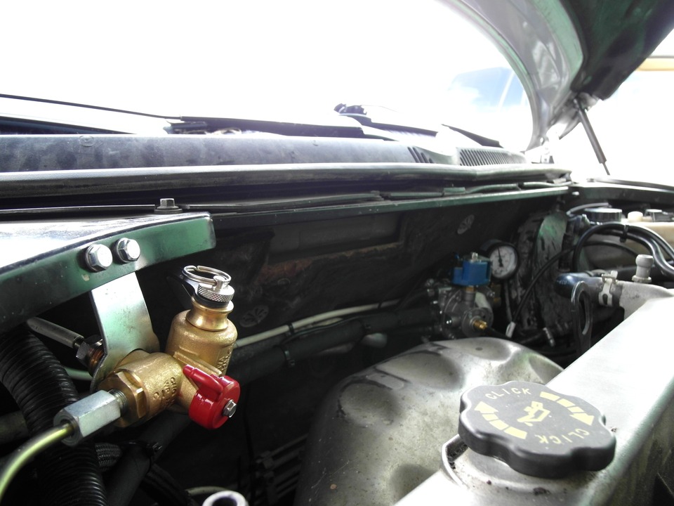 Заправочное устройство (ВЗУ) в моторном отсеке Ford Mondeo Mk III