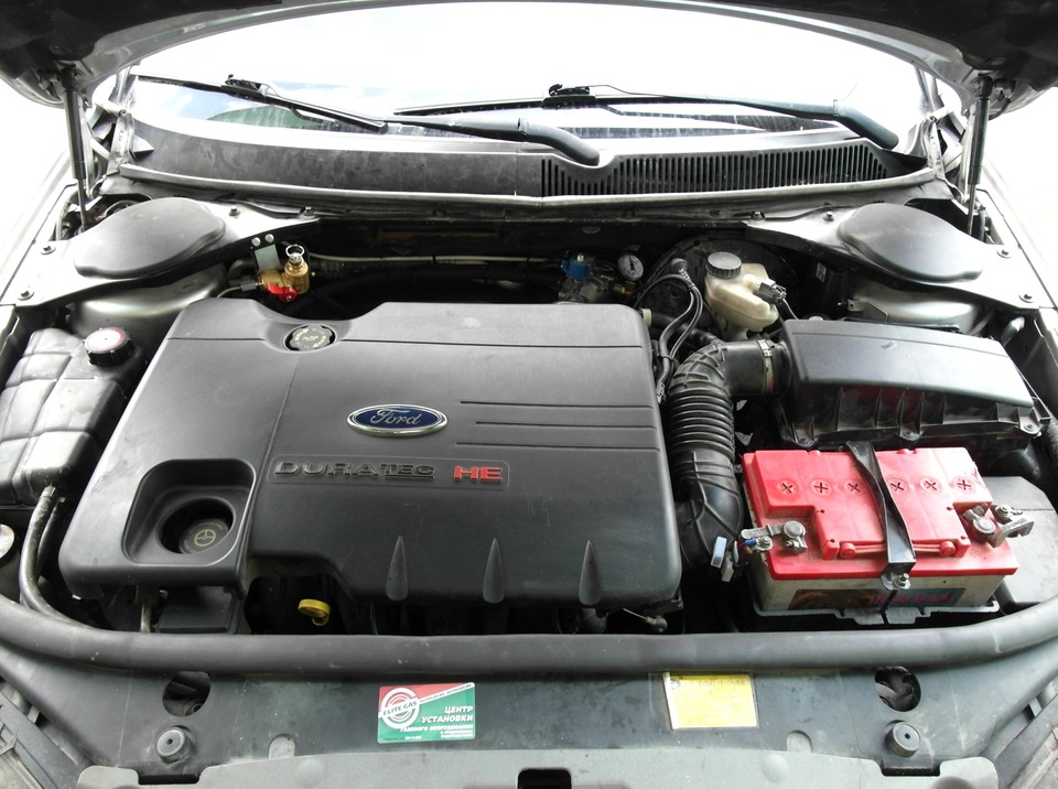 Двигатель Ford Duratec-HE с крышкой