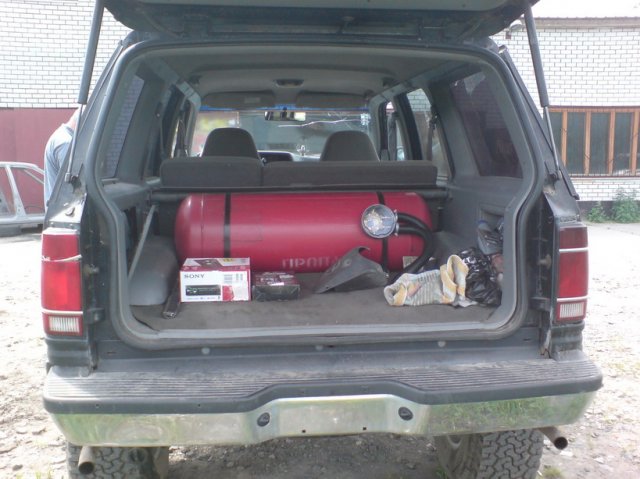 Газовый баллон 100 л в багажнике Ford Explorer 4.0, ВЗУ под бампером слева