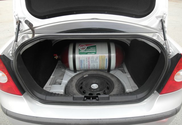 Багажник Ford Focus II с металлопластиковым газовым баллоном (тип 2) 70 л