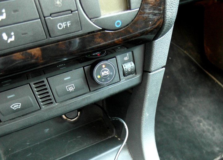 Кнопка переключения и индикации режимов работы ГБО BRC Sequent с указателем уровня топлива на центральной консоли Ford Focus II