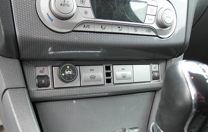 Кнопка переключения и индикации режимов работы ГБО с указателем уровня топлива на центральной консоли Ford Focus II SW