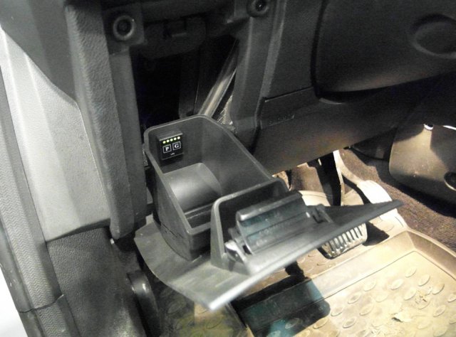 Кнопка переключения и индикации режимов работы ГБО на передней панели слева от руля у Ford Mondeo