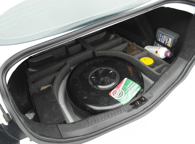 Багажник Ford Mondeo с тороидальным газовым баллоном 63 л в нише для запасного колеса