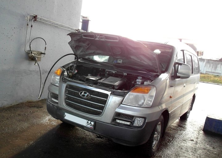 Hyundai Starex на метановой газовой заправке