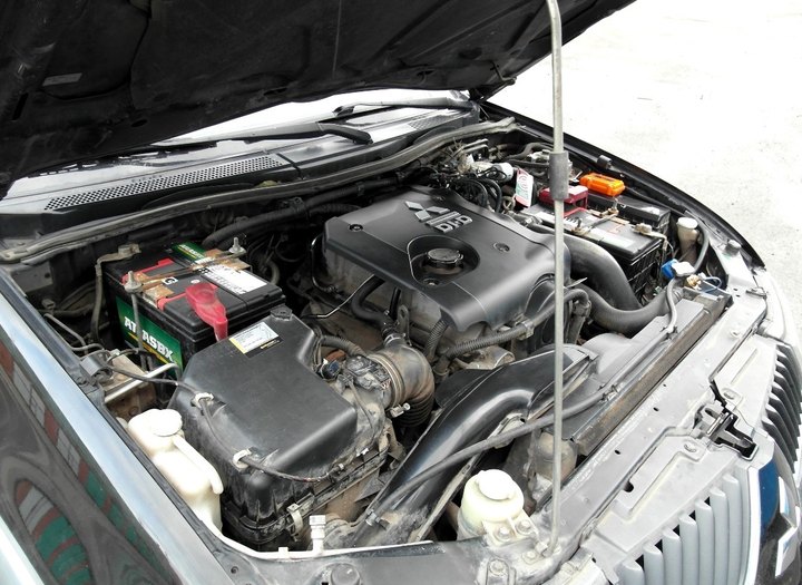 двигатель 4D56, подкапотная компоновка Mitsubishi L200/Triton (KB9T)
