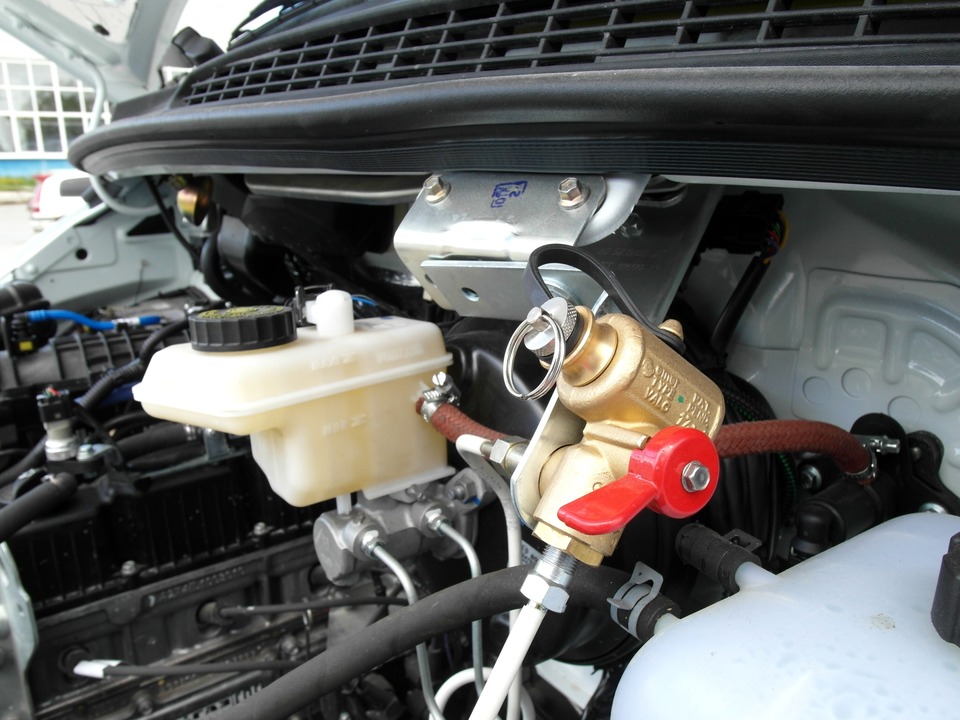 Заправочное устройство (ВЗУ) в моторном отсеке ГАЗ 2705