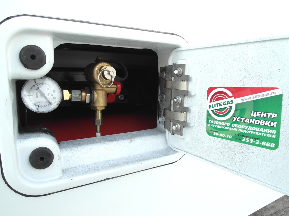 Заправочное устройство (ВЗУ) с внешним манометром давления газа в системе в техническом отсеке