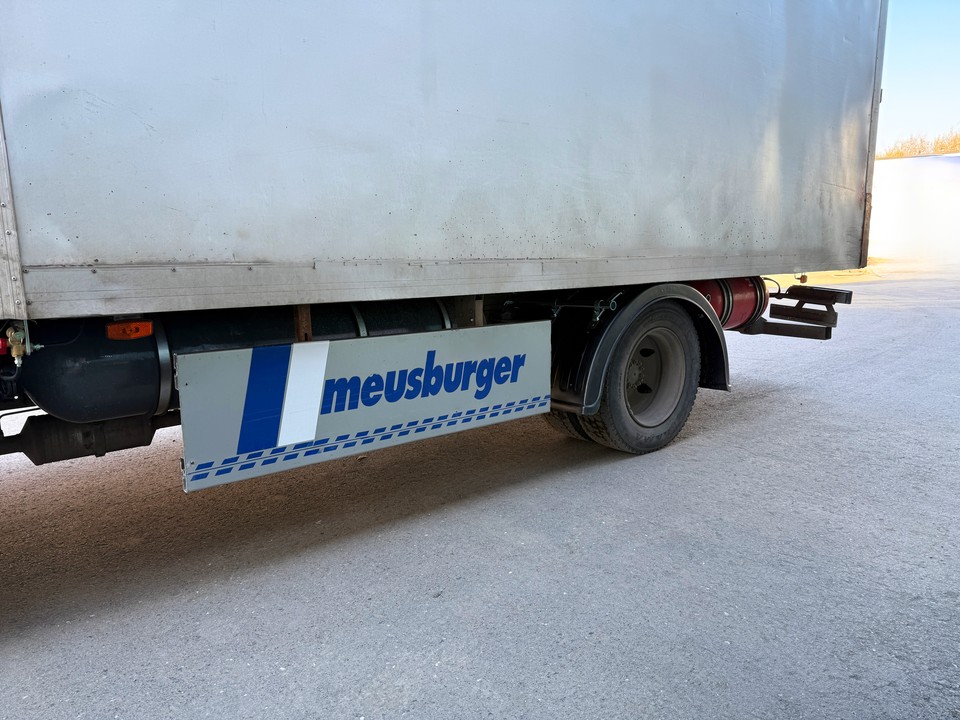 Баллоны за металлическим щитом, Газон Некст