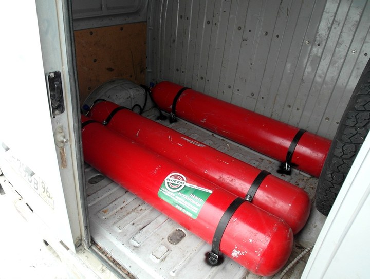 Система из трех метановых цельнометаллических баллонов (тип 1) 3х50 л в грузовом отсеке ГАЗ-27527 Соболь
