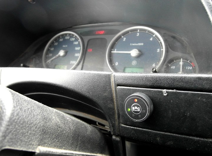 Кнопка переключения и индикации режимов работы BRC с указателем уровня топлива на приборной панели ГАЗ-27527 Соболь