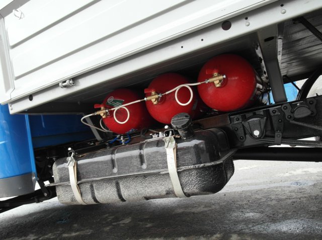 установка газа на ГАЗ-3302, система из трех цельнометаллических баллонов по 50 л на раме под грузовой платформой