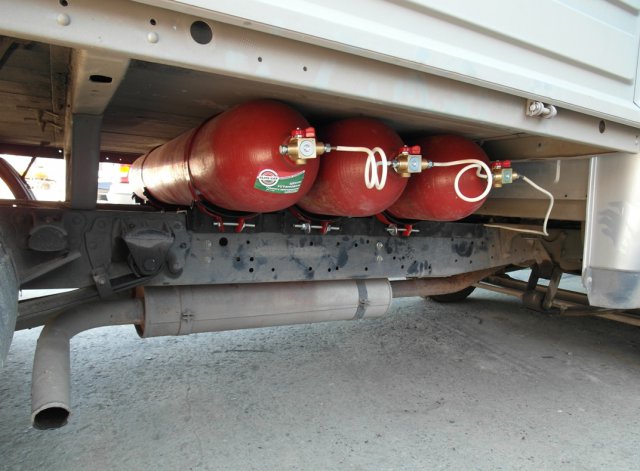 установка газового оборудования на ГАЗ-3302, система из трех цельнометаллических баллонов по 50 л на раме под грузовой платформой