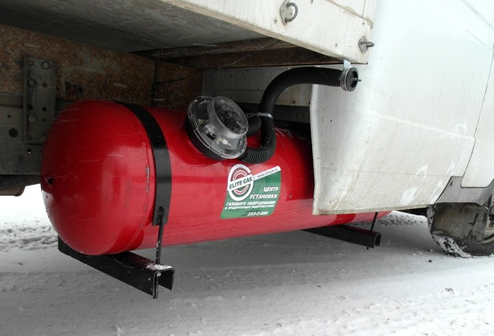 Цилиндрический газовый баллон 135 л (пропан-бутан) на раме вдоль правого борта ГАЗ 37054A