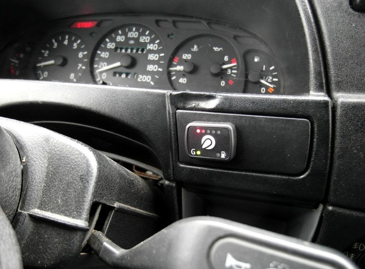 Кнопка переключения и индикации режимов работы ГБО Lovato GPL с указателем уровня топлива справа от рулевой колонки ГАЗ 37054A