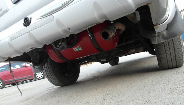 Цилиндрический газовый баллон 95 л на месте запасного колеса у Great Wall SUV G5