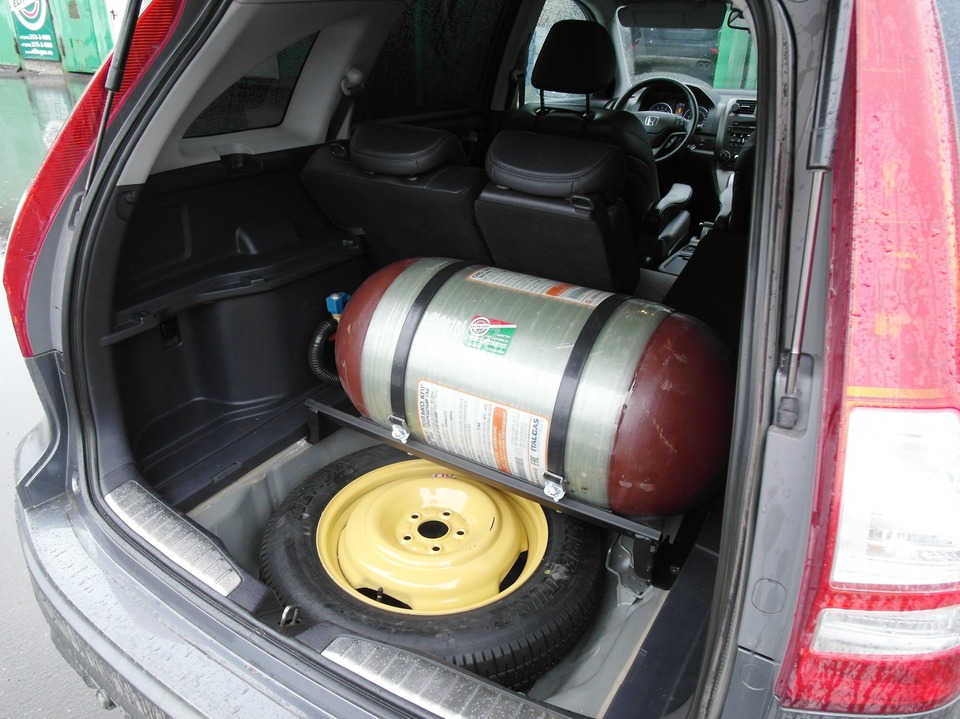 облегченный металлопластиковый баллон (тип 2) объемом 90 л Honda CR-V в багажнике