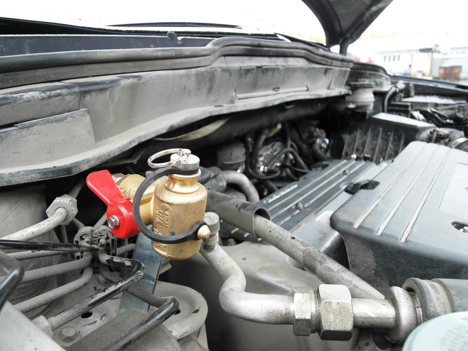 Заправочное устройство (ВЗУ) в моторном отсеке Honda CR-V