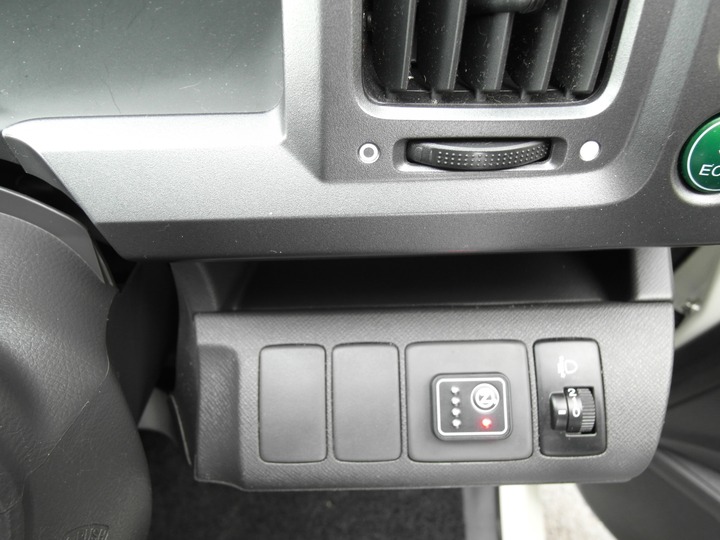 Кнопка переключения режимов работы ГБО Zavoli с индикацией уровня топлива справа от руля Honda Stepwgn