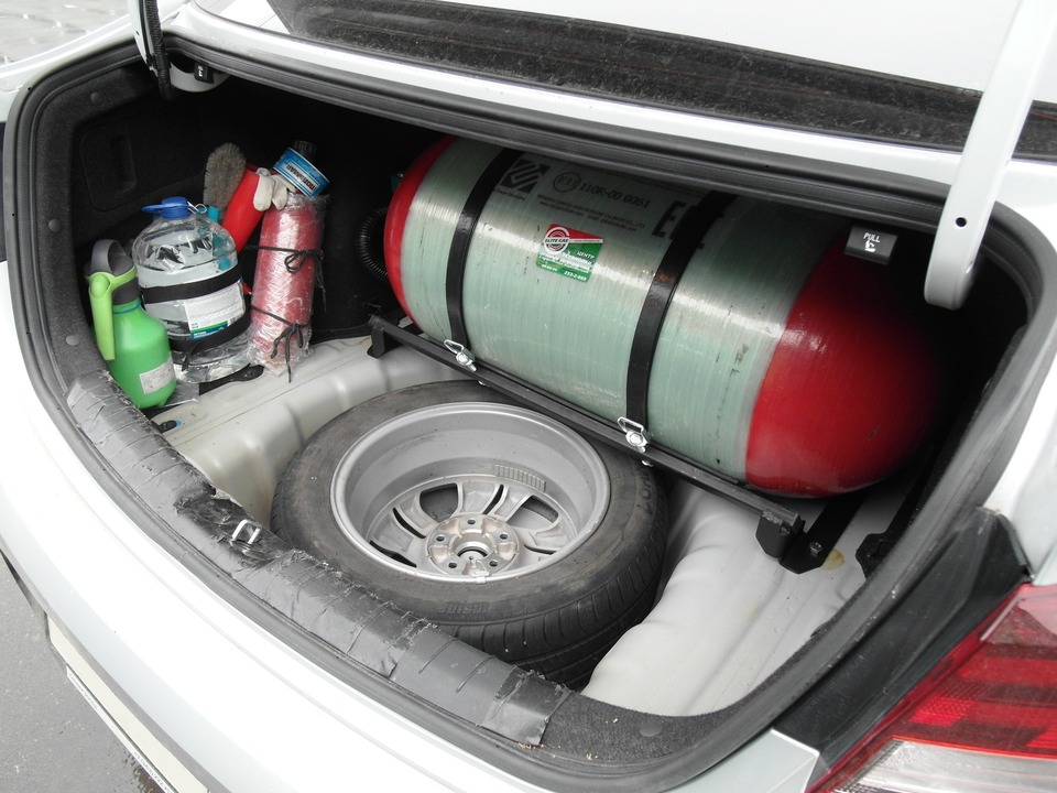 Метановый баллон (тип 2) 100 л в багажнике Hyundai Elantra