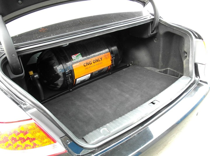 метановый баллон Stako CNG-3 89 л в багажнике Hyundai Grandeur (TG)