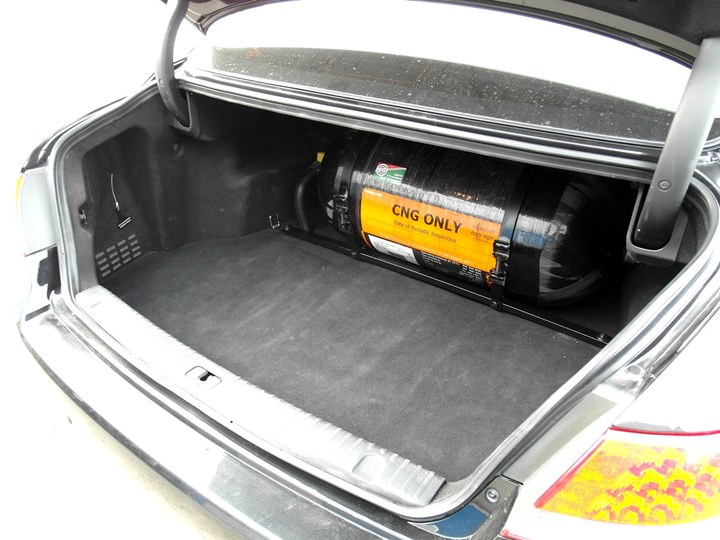 газовый баллон, метан, 89 л за спинками задних сидений, Hyundai Grandeur TG