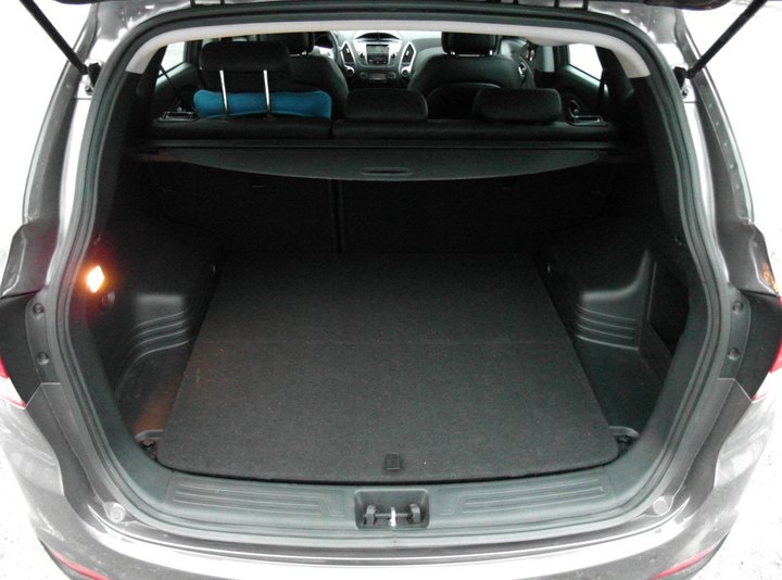 Багажник Hyundai ix35 с тороидальным баллоном 73 л в нише для запасного колеса