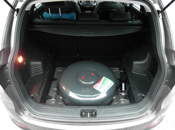 Тороидальный газовый баллон 73 л под фальшполом багажника в нише для запасного колеса, Hyundai ix35