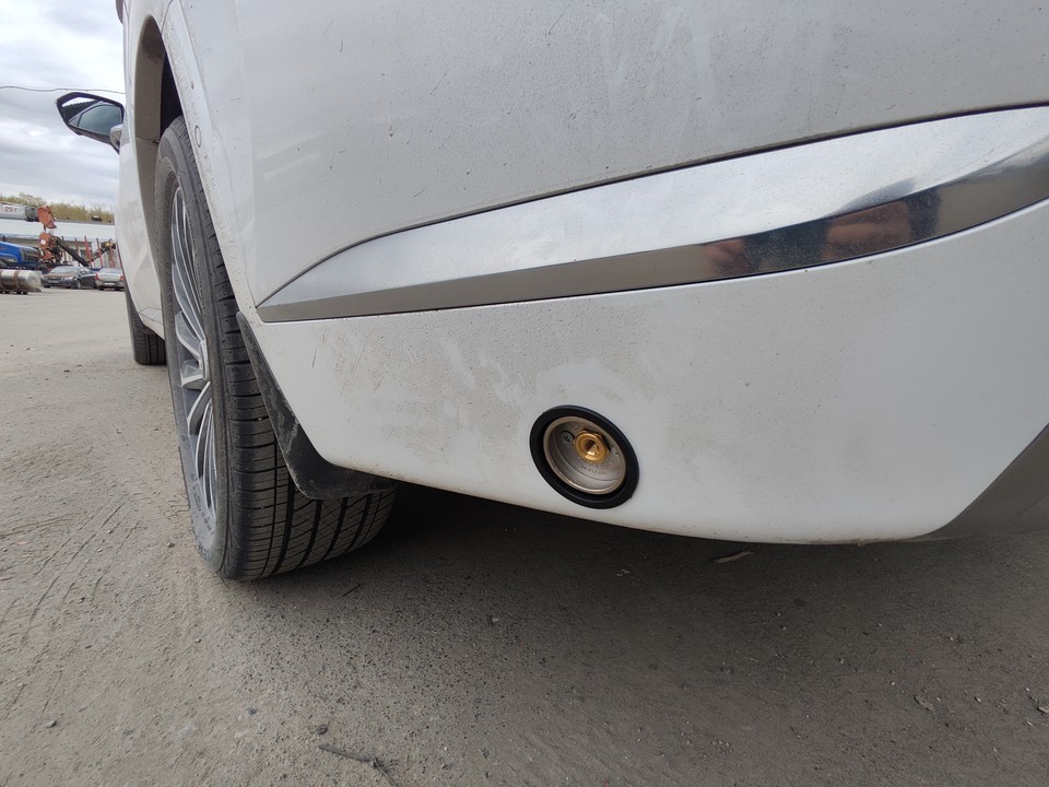 Заправочное устройство с левой стороны бампера автомобиля