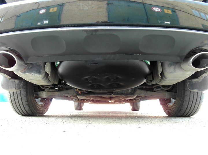 Тороидальный газовый баллон 83 л под днищем кузова Hyundai Santa Fe (CM) на месте запасного колеса