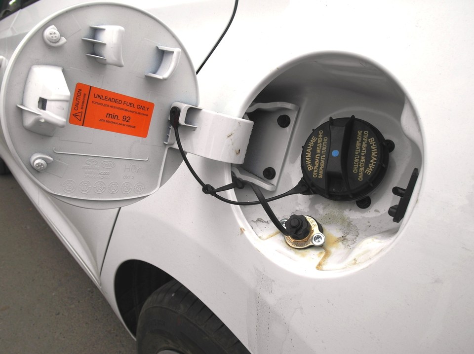 Заправочное устройство (ВЗУ) под люком бензозаправочной горловины Hyundai Solaris