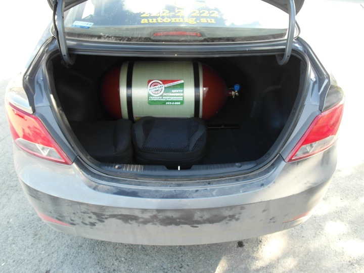 Газовый металлопластиковый баллон 2го типа объемом 90 л в багажном отделении Hyundai Solaris