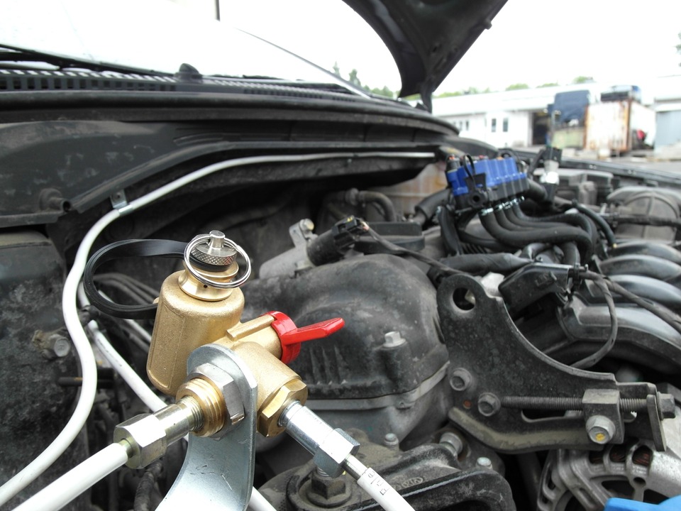 Заправочное устройство (ВЗУ) в моторном отсеке Hyundai Solaris II