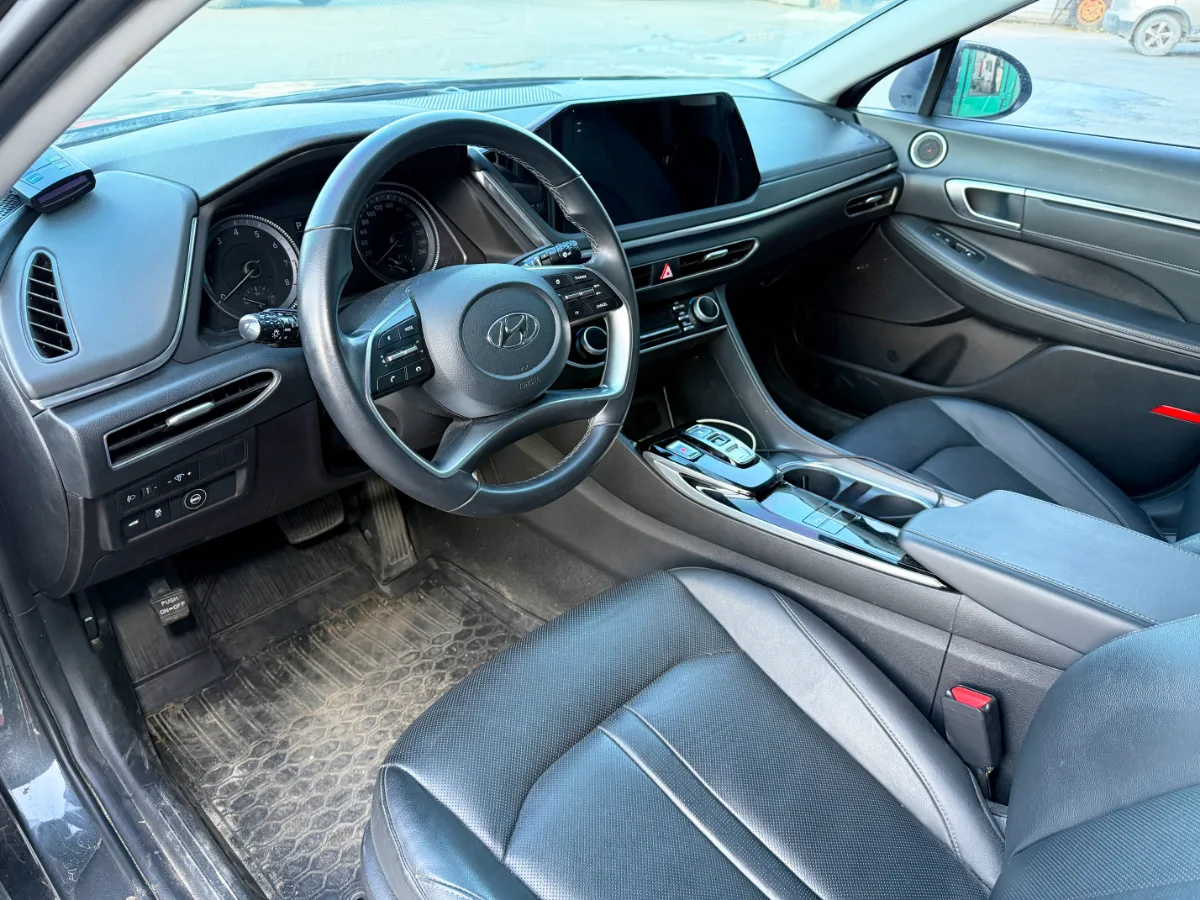 Hyundai Sonata 2023 на метане, салон кнопки управления ГБО